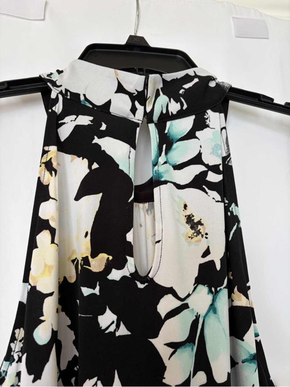 White House Black Market floral sleeveless halter-neck top - Picture 6 of 8